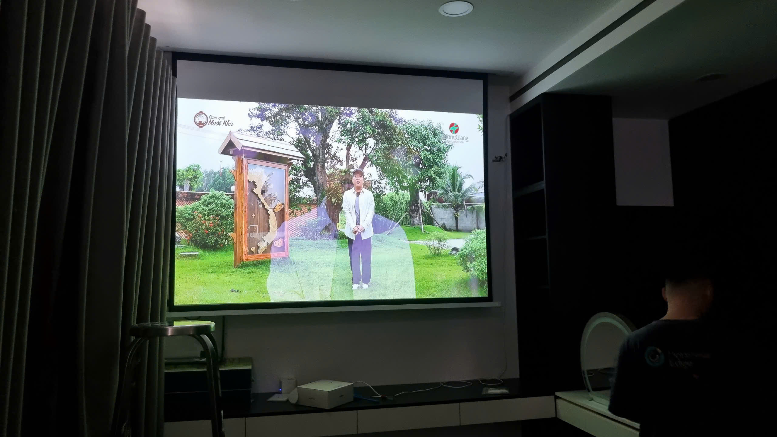 Máy Chiếu Homestay